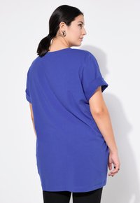 Studio Untold LONGLINE - Jednoduché tričko - blue violet