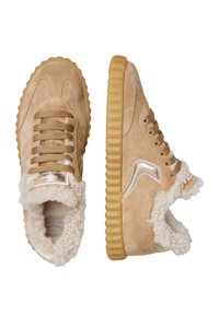 Sneakers in suede beige con rivestimento in pelliccia, dettagli in oro e suole in gomma texturizzata. Presentano un colletto imbottito e lacci piatti.