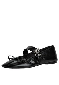 Schwarze Leder-Ballettschuhe mit spitzem Zeh, elastischem Faltenwurf, dekorativer Schnalle und Knöchelriemen für einen sicheren Sitz.