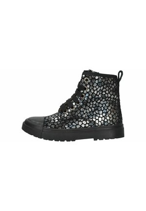 Zwarte hoge laarzen met een gestructureerd, metallic schubbenpatroon, zwarte rubberen zool en contrasterende zwarte veters met zilveren oogjes.