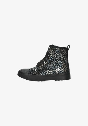 Zwarte hoge laarzen met een gestructureerd, metallic schubbenpatroon, zwarte rubberen zool en contrasterende zwarte veters met zilveren oogjes.
