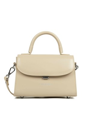 Sac à main en cuir beige avec poignée supérieure, bandoulière amovible, fermoir argenté et petits pieds en métal, marqué "Lancaster Paris" sur le devant.