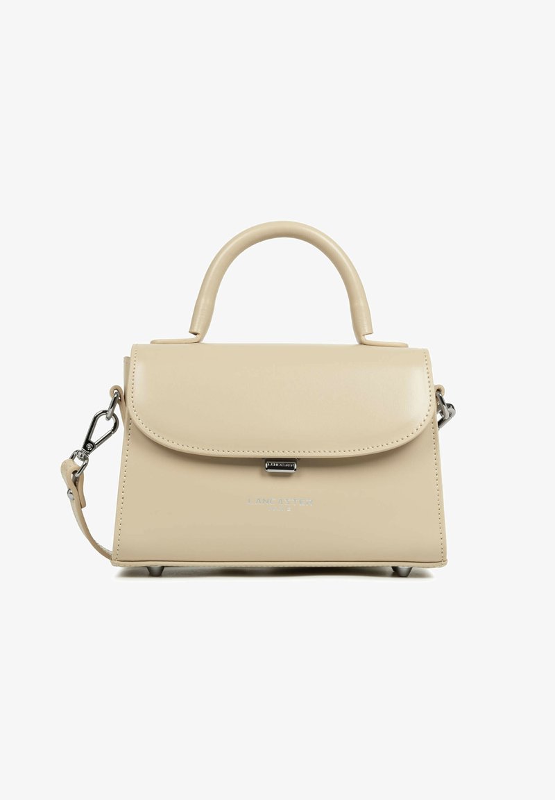 Sac à main en cuir beige avec poignée supérieure, bandoulière amovible, fermoir argenté et petits pieds en métal, marqué "Lancaster Paris" sur le devant.