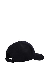 Czarna czapka z miękką teksturą, zakrzywionym daszkiem, regulowanym paskiem z tyłu i zaokrągloną koroną.