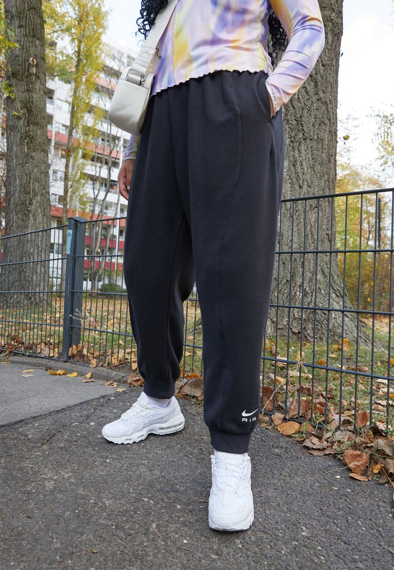 Nike Sportswear - W NSW AIR FLC MR JGGR PLUS - Pantaloni de trening - black, Extindeți