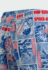 Modré a červené plavkové šortky s elastickým pásom, zdobené komiksovým vzorom so Spider-Man ilustráciami a textom na svetlom pozadí.