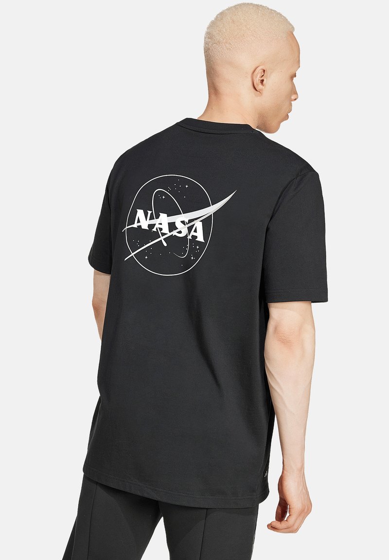 T-shirt in cotone nero con logo NASA bianco e design grafico sul retro, maniche corte e vestibilità rilassata.