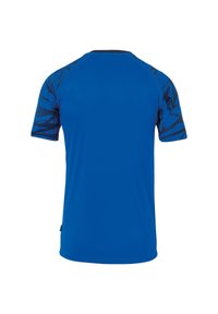 Maglietta sportiva blu a maniche corte, texture liscia, con motivi astratti neri sulle spalle, design a collo rotondo e tessuto traspirante.