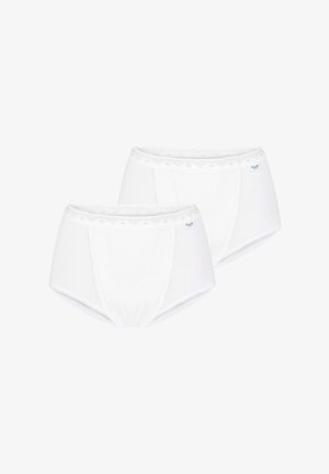 Donna sorridente con capelli ricci che indossa un reggiseno wireless grigio chiaro e slip a vita alta, in piedi davanti a uno sfondo bianco semplice.