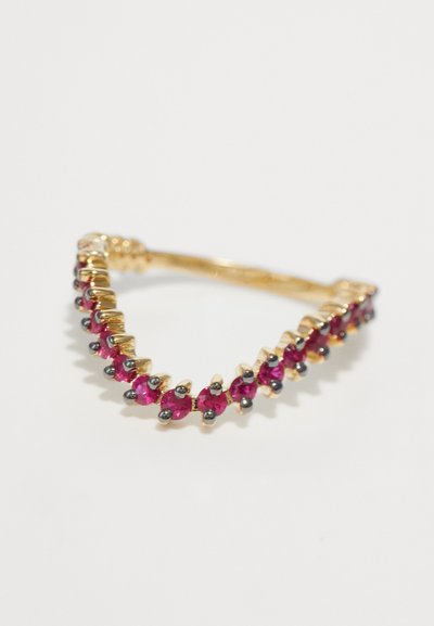 Zlatý sponka do vlasov s trojuholníkovým tvarom, zdobená striedajúcimi sa červenými drahými kameňmi a čiernymi akcentmi. Hladký kovový povrch s lešteným finišom.