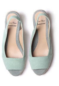 Mėtų žalios suede espadrilės butai su atvira nosimi ir pilkų audinių akcentais. Minkštas padas ir tekstūruota jutos sola, su žema platforma.