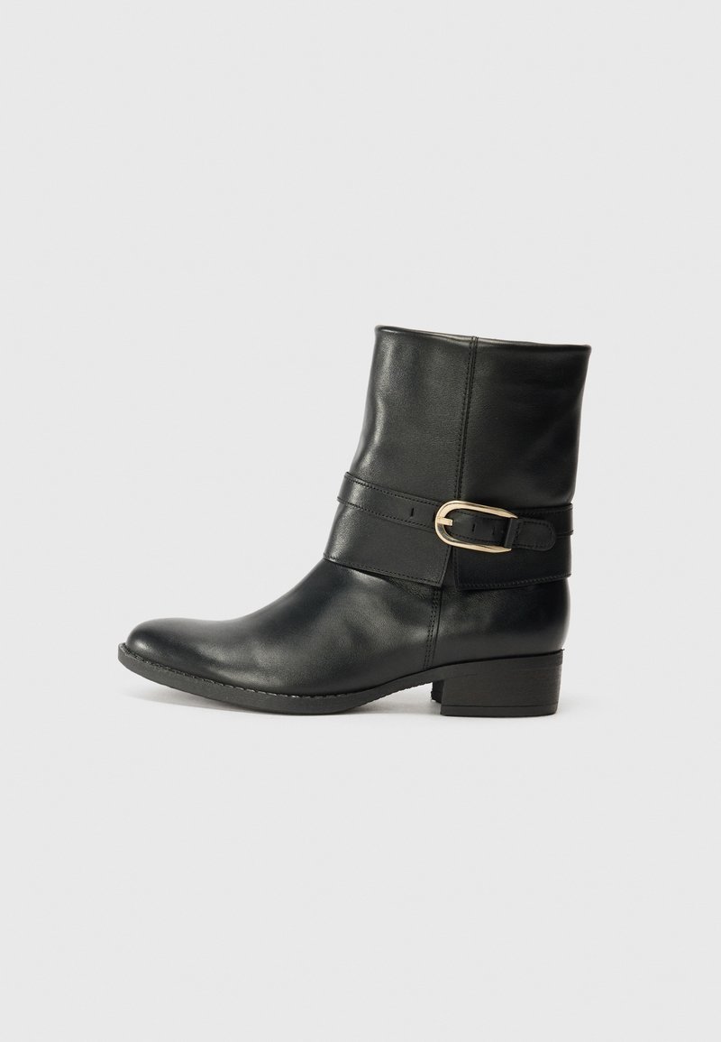 Sorte lær ankle boot med rund tå, mid-høy blokkhælk og en dekorativ belte-strømpe med et gullspenne.