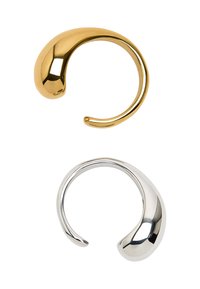 Złote i srebrne metalowe kolczyki na ucho o gładkich, zakrzywionych kształtach; błyszczące wykończenia z bezszwowym designem, charakteryzujące się otwartym końcem.