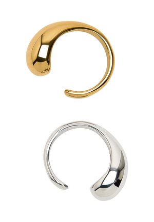 Złote i srebrne metalowe kolczyki na ucho o gładkich, zakrzywionych kształtach; błyszczące wykończenia z bezszwowym designem, charakteryzujące się otwartym końcem.