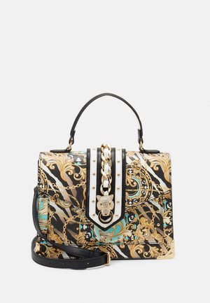 Bolso con estampado en negro, dorado y turquesa, con asa superior, detalle de cadena y cierre con cabeza de animal joyelada, que incluye una correa de hombro desmontable.