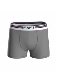 Boxer grigio con elastico bianco con strisce rosse e blu, scritta "PATRIOTS" e logo dei New England Patriots centrati davanti.