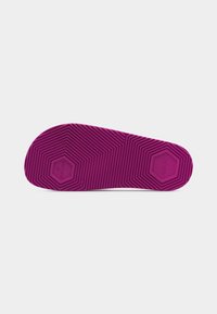 Semelle d'une sandale glissière violette avec des motifs hexagonaux texturés et linéaires pour l'adhérence, taille 37, et le nom de la marque "Mango" embossé.