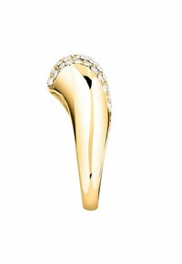 Anello d'oro con design curvo, caratterizzato da una fila di piccole pietre trasparenti lungo il bordo superiore, finitura lucida e superficie liscia.