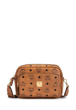 Braune MCM Umhängetasche mit schwarzem Logomuster, Frontreißverschlusstasche und verstellbarem Schultergurt mit goldfarbener Hardware.