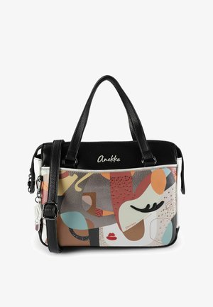 Schwarze und mehrfarbige Handtasche mit abstraktem Gesichtsmotiv, roten Lippen, geschlossenem Auge und dem Schriftzug "Stronger than Yesterday", Marke Anekke.