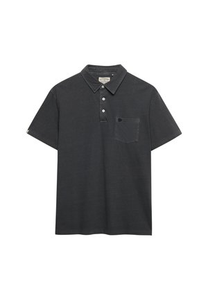 Polo negro de manga corta con tres botones blancos y un pequeño bolsillo en el pecho con solapa abotonada.