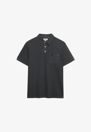 Zwart poloshirt met korte mouwen, drie witte knopen en een klein borstzakje met een flapje en knoop.