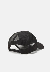 Svart baseball caps med mesh-bak, buet skjerm og justerbar stropp. Teksturert mesh gir pusteevne; solid frontpanel og skjerm.