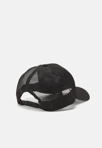 Casquette de baseball noire avec un dos en mesh, visière courbée et sangle réglable. Le mesh texturé offre une respirabilité ; panneau avant et visière solides.