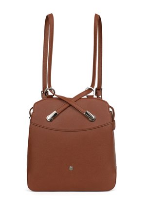 Brązowa skórzana torebka typu crossbody z dwoma cienkimi paskami i srebrnymi metalowymi akcentami na przednim zapięciu, prezentowana na białym tle.