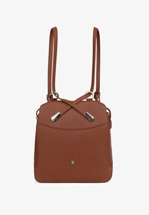 Sac bandoulière en cuir marron avec deux fines lanières et des accents métalliques argentés sur la fermeture avant, présenté sur fond blanc.