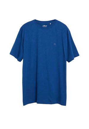 Niebieski t-shirt z krótkim rękawem i okrągłym dekoltem, z małym logo na piersi na gładkim białym tle.