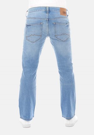 Jeans de mezclilla azul claro con corte recto, que cuentan con dos bolsillos traseros con costuras decorativas y una etiqueta de cuero marrón en la cintura.