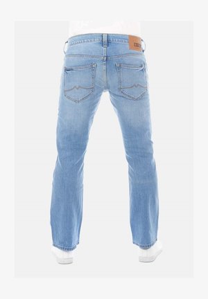 Jeans de mezclilla azul claro con corte recto, que cuentan con dos bolsillos traseros con costuras decorativas y una etiqueta de cuero marrón en la cintura.