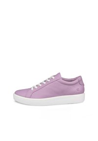 Sneaker in pelle viola con suola in gomma bianca, punta rotonda e lacci piatti. Presenta un branding discreto sul lato e una parte superiore texturizzata.