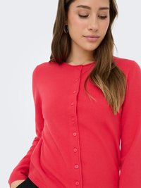 Koralowy kardigan, dzianinowy materiał, okrągły dekolt, długie rękawy, zapinany na guziki z przodu, gładka faktura, dziesięć pasujących guzików i dopasowany krój.