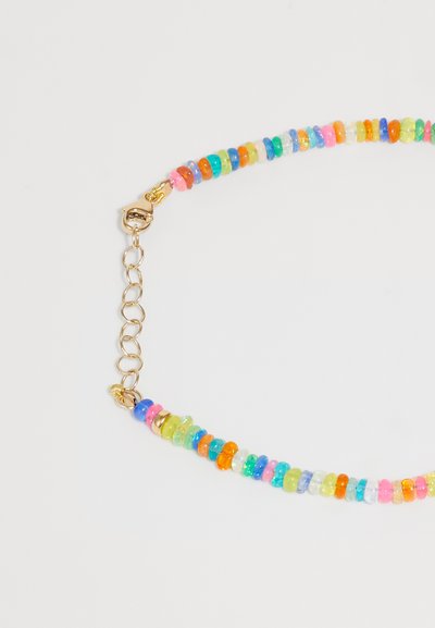 Farverig perlehalskæde med runde, gennemsigtige perler i pink, blå, grøn, orange og gul, med en guldfarvet lukning og kædeforlænger.