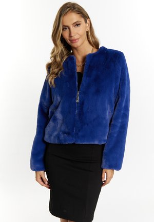 Giacca cropped in finta pelliccia blu con maniche lunghe, colletto alto e zip frontale. Tessuto liscio, design leggero, adatta per essere indossata a strati.
