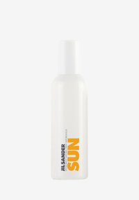 Desodorante en spray Jil Sander Sun en un elegante envase blanco con acabado brillante. Texto audaz en amarillo y gris destacado en la etiqueta.