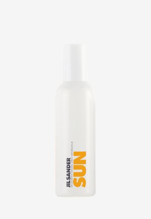 Jil Sander Sun Deodorantspray in einer schlanken weißen Flasche mit glänzendem Finish. Auffällige, fette gelbe und graue Schrift auf dem Etikett.