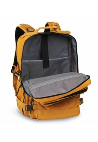 Mochila de tela amarilla con un interior gris, múltiples compartimentos y cremalleras. Contiene un bolsillo de malla y correas reforzadas.