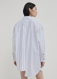 Calliope BITESSUTO RIGA  - Hemdbluse - une variante