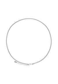 Collana in metallo argentato a catena a serpente con design liscio e flessibile. Presenta un moschettone e una catena di estensione per la lunghezza regolabile.