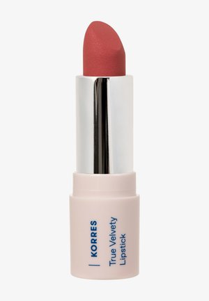 KORRES Rossetto Vellutato in una tonalità di rosa tenue con confezione argento e rosa chiaro su uno sfondo bianco.