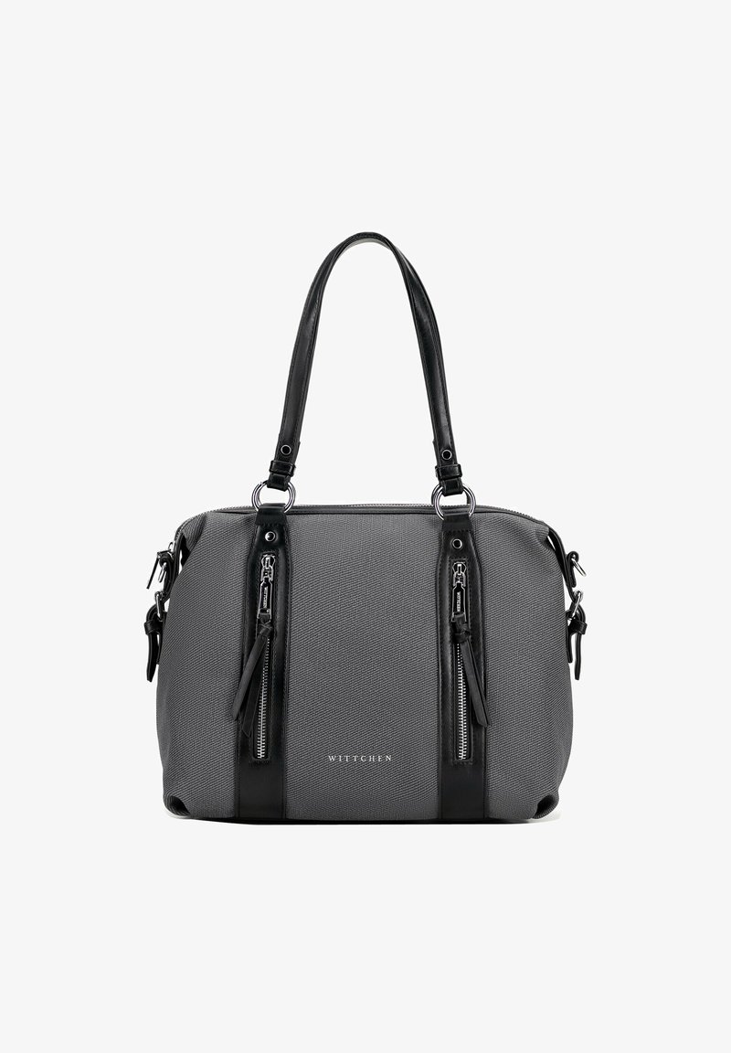 Sac à main gris avec des accents en cuir noir, comprenant deux poches zippées à l'avant, des poignées robustes et une finition texturée. Nom de la marque visible à l'avant.