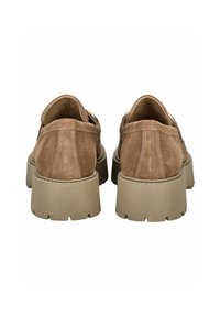 Chaussures en suède marron avec une semelle en caoutchouc texturé et basse. Présentent des détails de couture et une languette à l'arrière pour un enfilage facile.