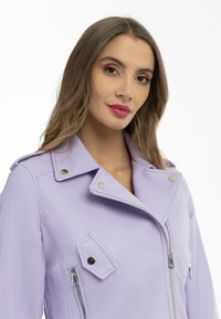 Lavender faux leren leren motorjack met zilverkleurige hardware, epauletten en ritszakken. Voorzien van een ingezette kraag en een schuine ontwerp.