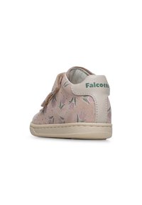 Scarpa in suede rosa con motivo floreale, cinturino in velcro e suola in gomma beige. Logo "Falcotto" verde sul tallone. Design arrotondato, texture morbida.