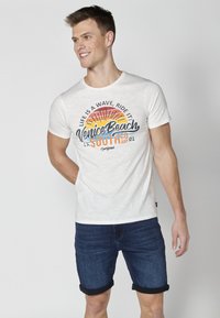 Koroshi SHORT SLEEVE  - Apdrukāts T-krekls - crudo  off white