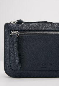 Liebeskind Berlin Taška s příčným popruhem - dark blue