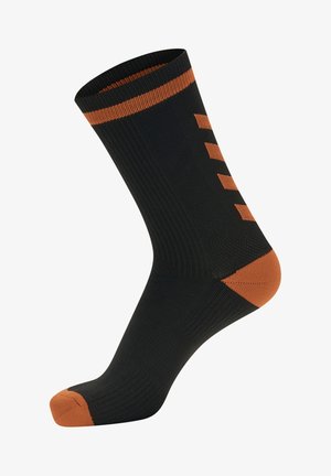 Zwarte sok met een oranje hiel en teen, voorzien van een gestructureerd ribbelontwerp en oranje strepen langs de bovenkant voor extra detail.